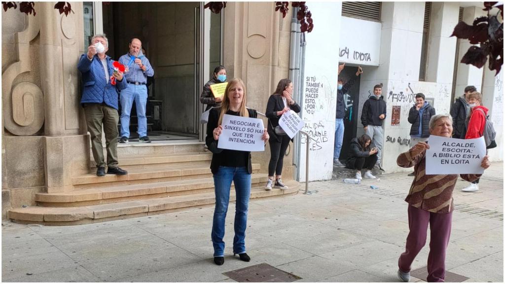 Protesta trabajadores de la Biblioteca.