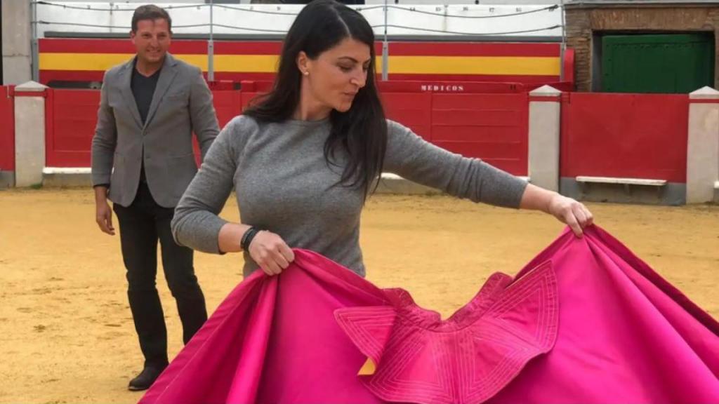 Macarena Olona, con un capote en una plaza de toros.