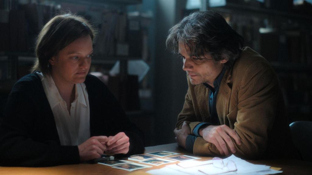 Elisabeth Moss y Wagner Moura en 'Las luminosas'.