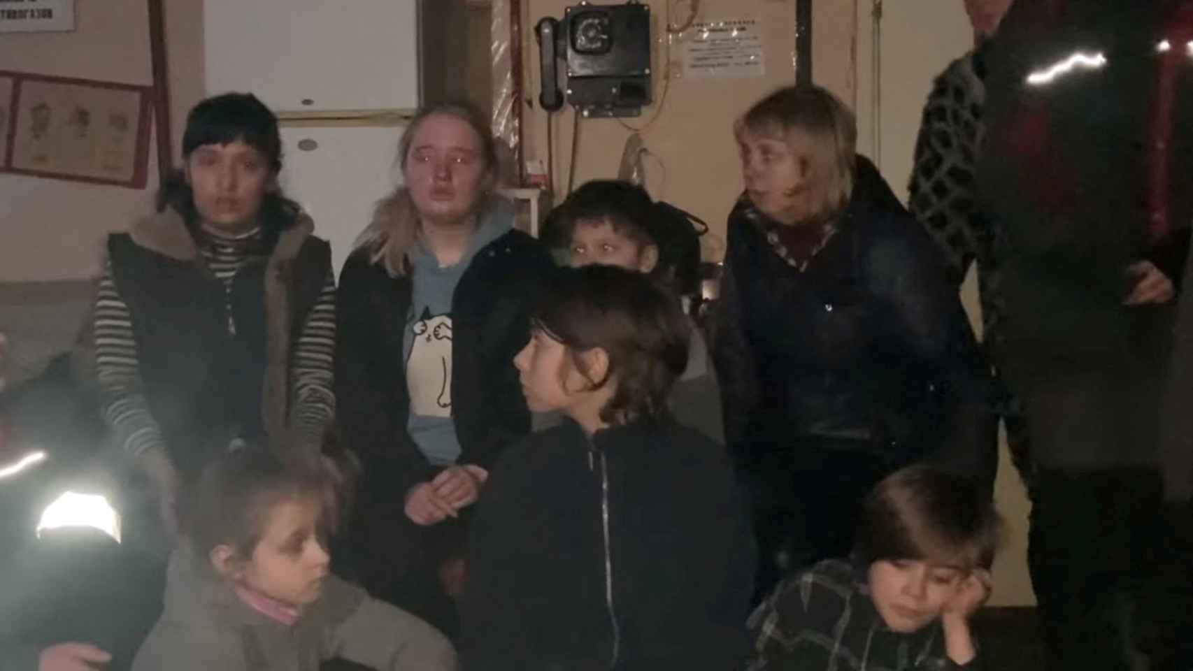 Civiles, entre los que hay menores, en la fábrica rodeada por los rusos. Imagen del pasado 24 de abril.
