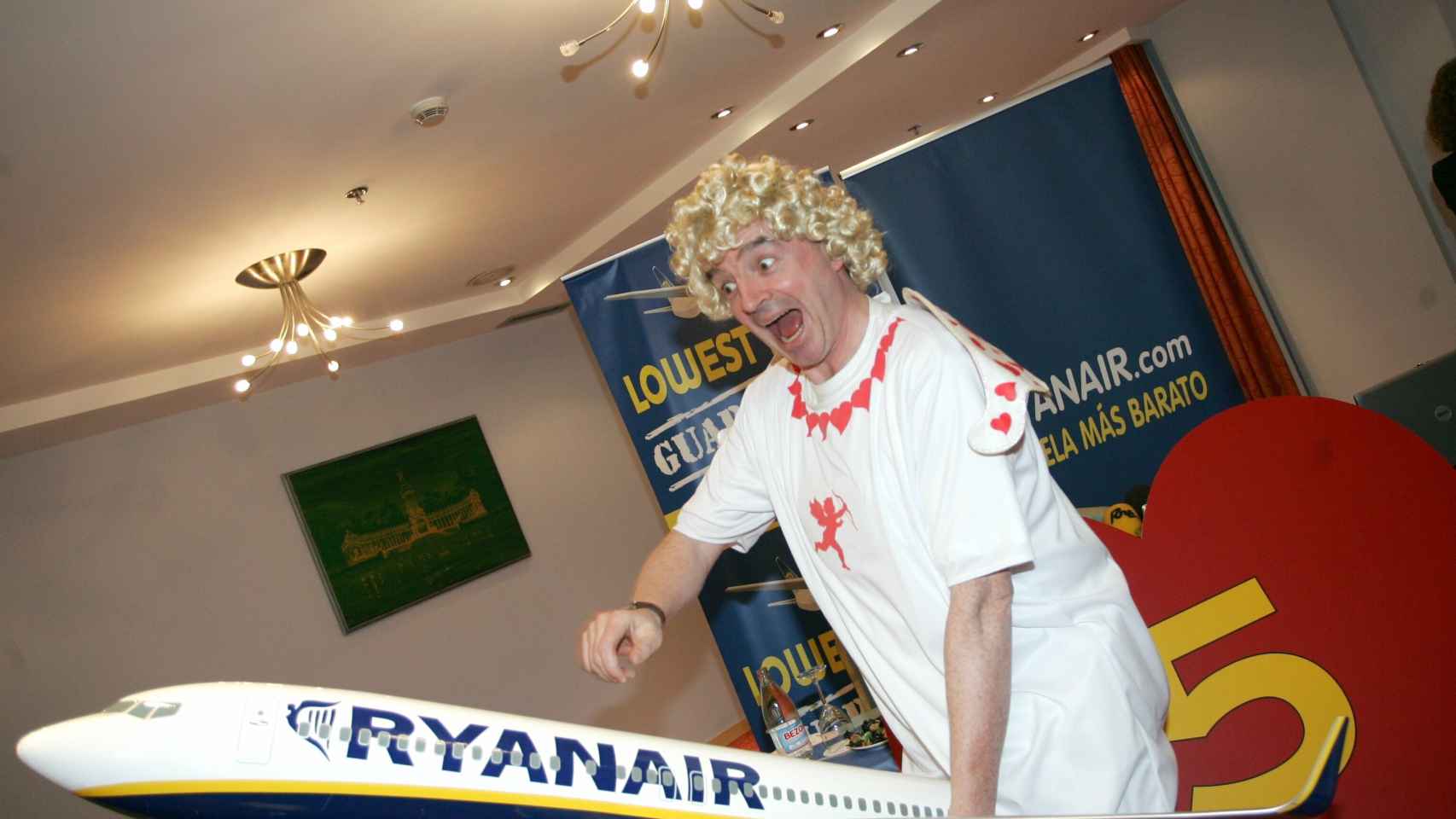 Michael O’Leary, CEO del grupo Ryanair, presentando hace años una campaña de Ryanair en España disfrazado.