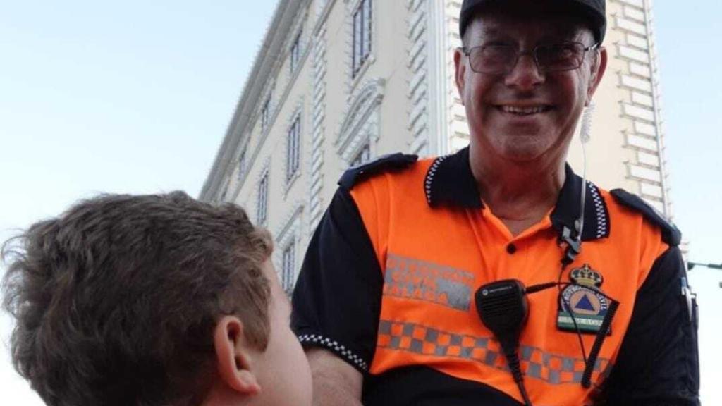 Moreno, pendiente de un pequeño en la Feria de Málaga.