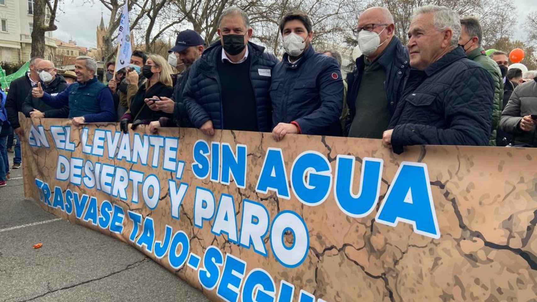 El presidente de Murcia, Fernando López Miras, junto al presidente de Scrats, Lucas Jiménez, en la manifestación celebrada en Madrid, el 20 de marzo, por la situación del sector agrícola.