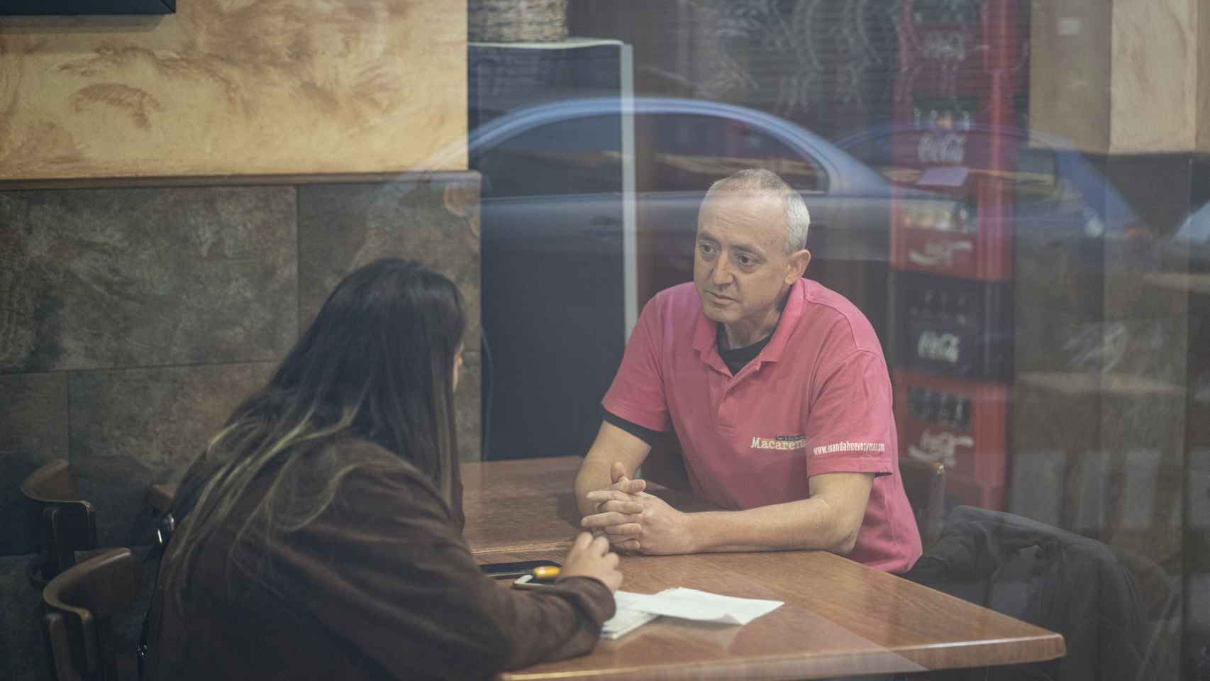 Conversando con Javier García en el interior de su restaurante.