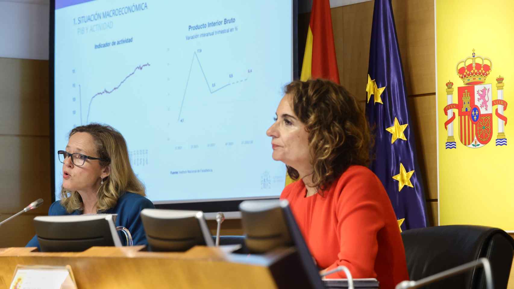 La vicepresidenta primera y ministra de Asuntos Económicos y Transformación Digital, Nadia Calviño (i), y la ministra de Hacienda, María Jesús Montero, presentan el escenario macroeconómico 2022-2025
