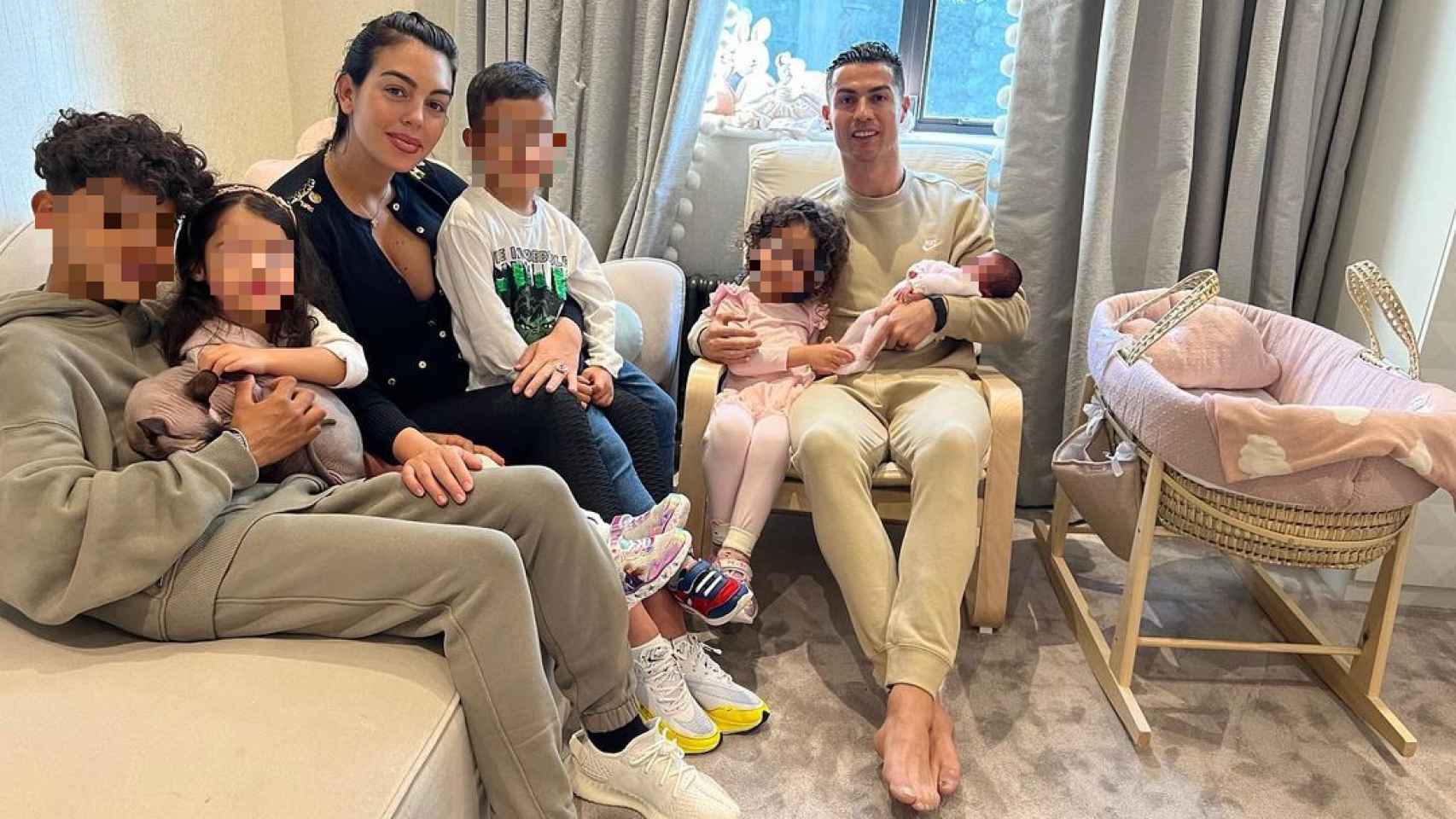 Georgina y Cristiano Ronaldo presentaron a su pequeña con una fotografía familia 4 días después del parto.
