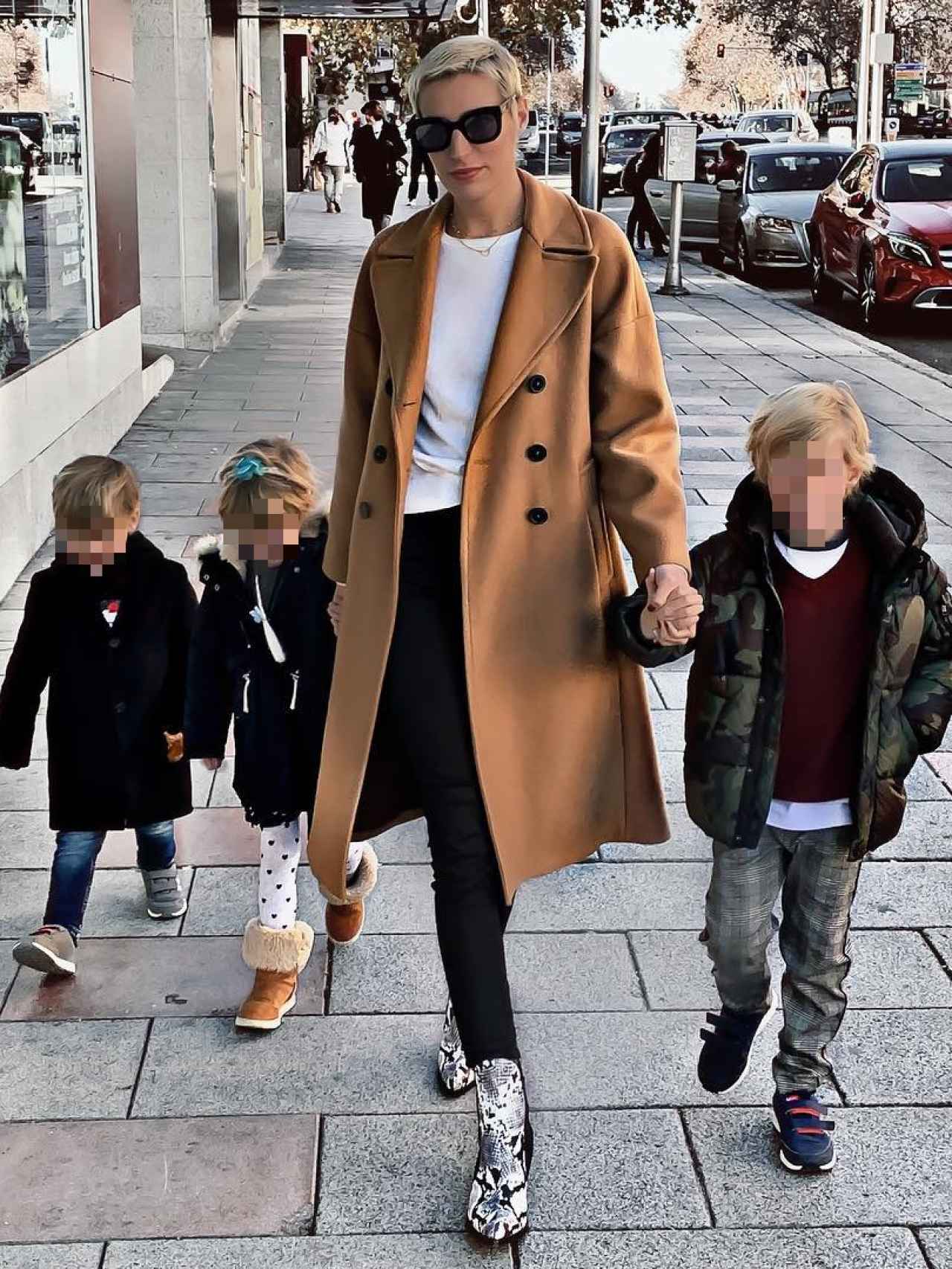 Eugenia Osborne paseando con sus tres hijos por Madrid.