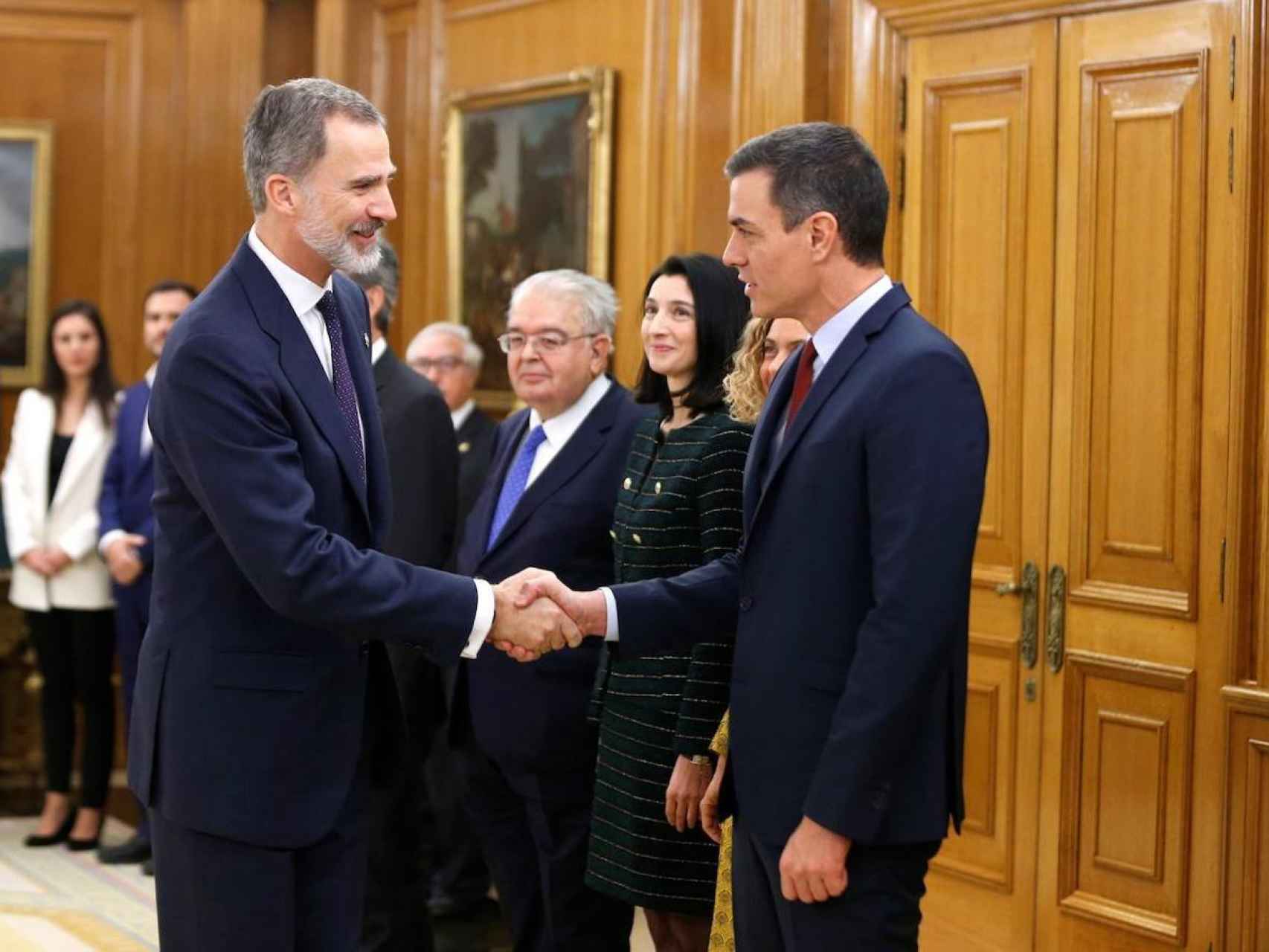 Pedro Sánchez saluda al rey durante la jura de ministros de su gobierno.