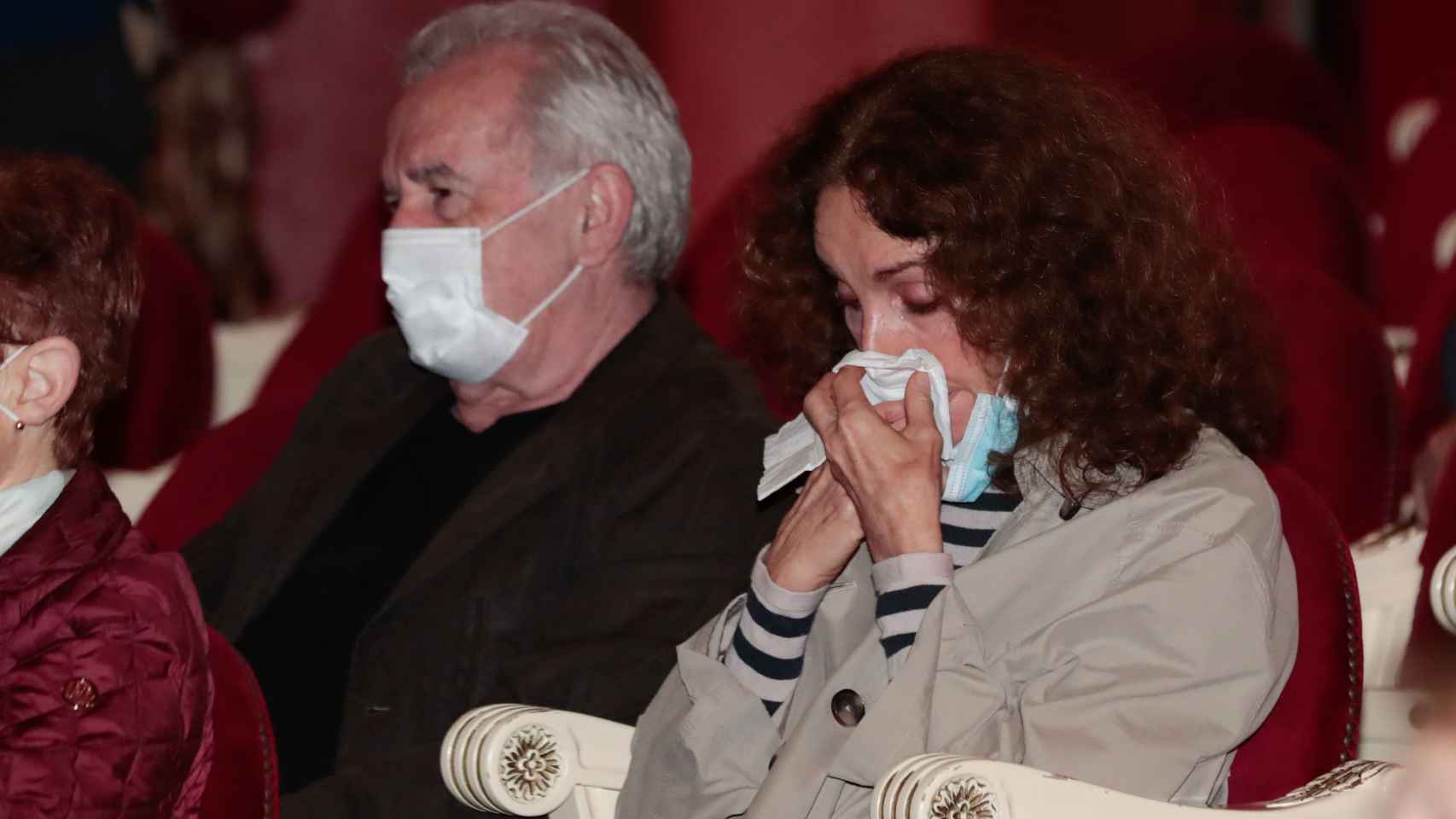 La cantante Ana Belén, junto a su marido Víctor Manuel, emocionada durante el último adiós.