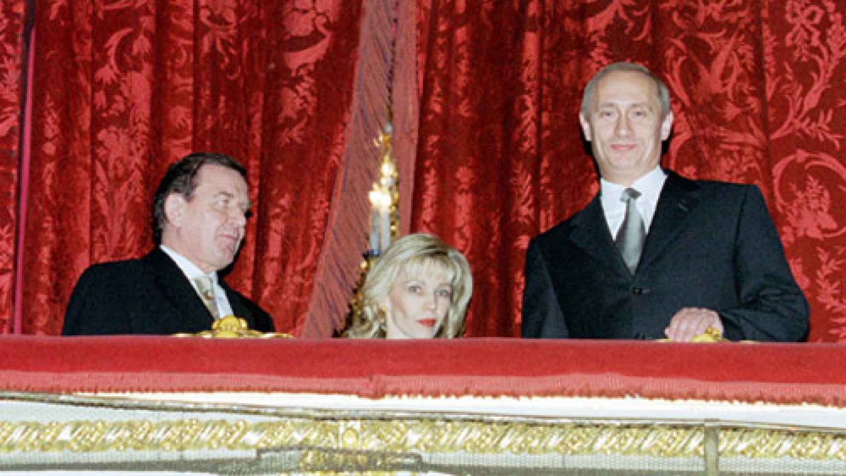 Schröder, junto a su cuarta mujer y Putin, en el ballet de Moscú en 2001.