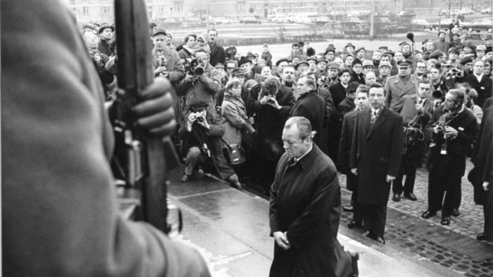 El canciller alemán Willy Brandt, en 1970, se arrodilla ante el monumento de víctimas de la II Guerra Mundial en Varsovia.