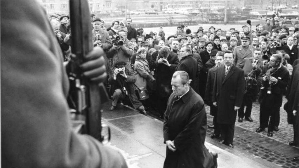 El canciller alemán Willy Brandt, en 1970, se arrodilla ante el monumento de víctimas de la II Guerra Mundial en Varsovia.