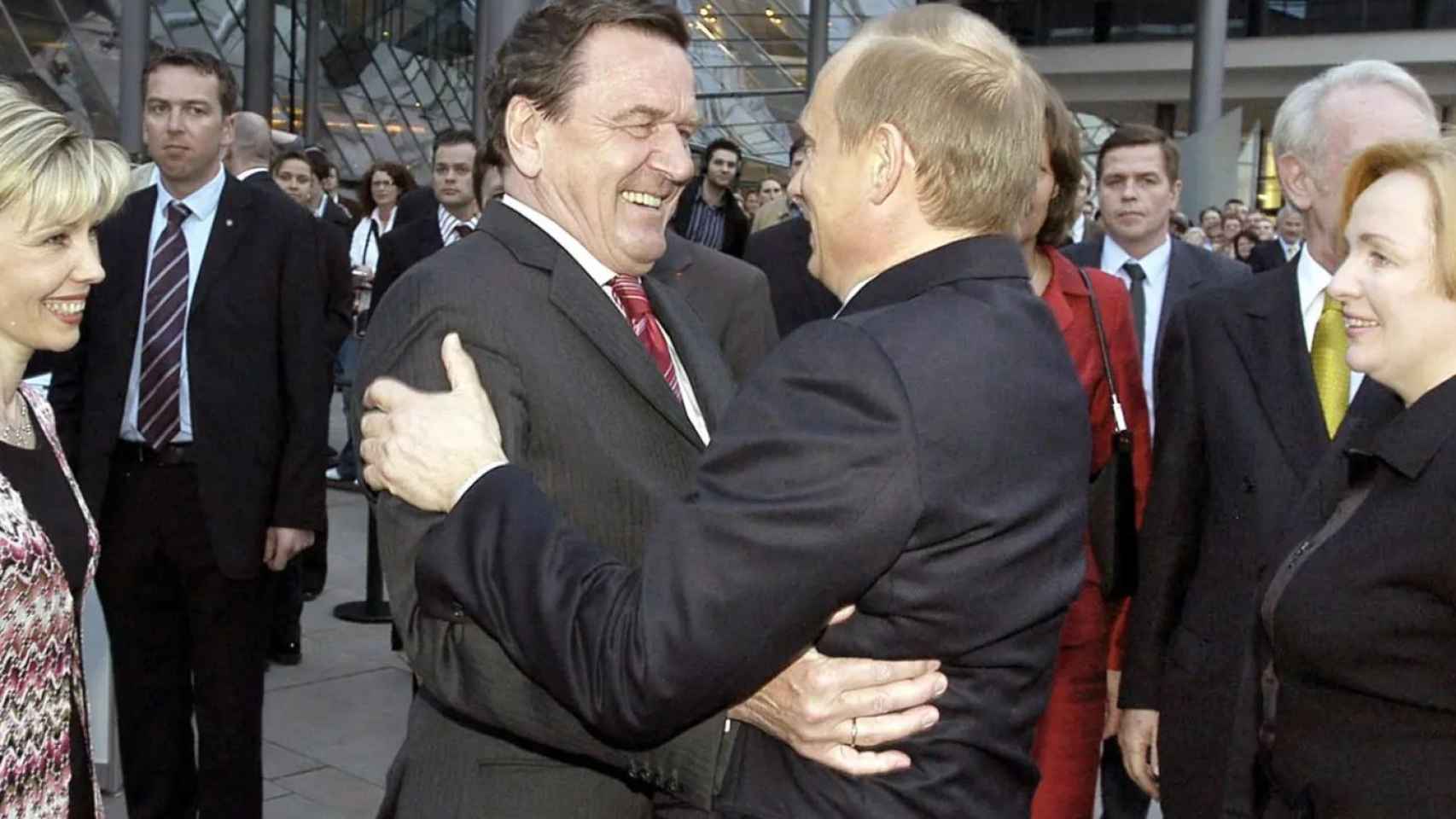 Schröder y Putin se saludan junto a sus entonces esposas.