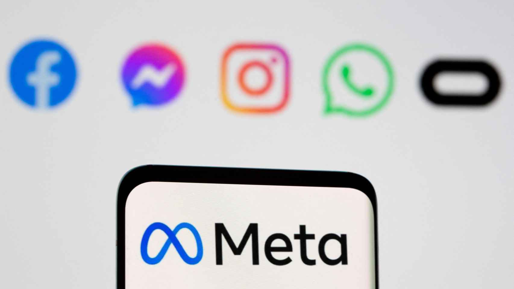 Logo de Meta en la pantalla de un smartpone delante de los logos de Facebook, Messenger, Instagram, WhatsApp y Oculus.