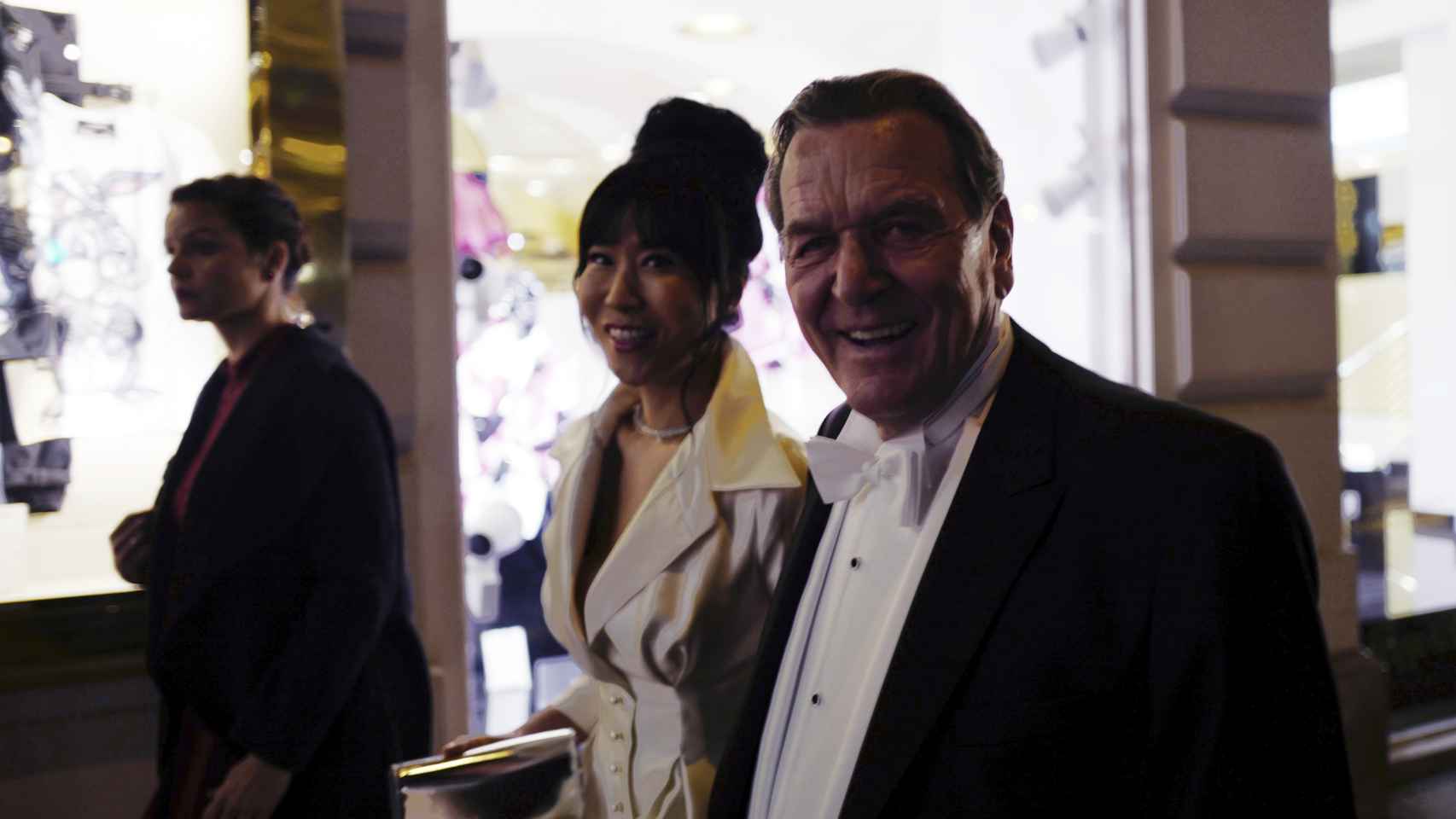 Schröder junto a su actual esposa, Kim, en la Ópera de Viena.