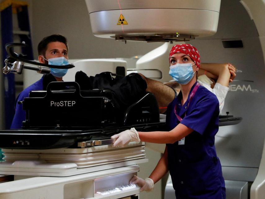 Sesión de radioterapia estereotáctica en el hospital de San Pedro.