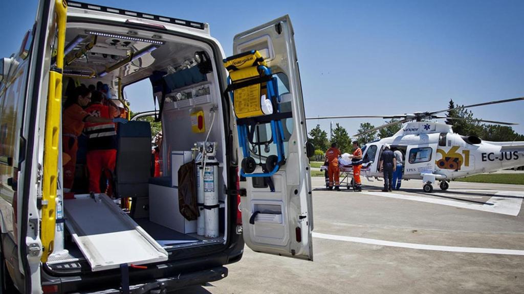 Ambulancia y helicóptero del 061.