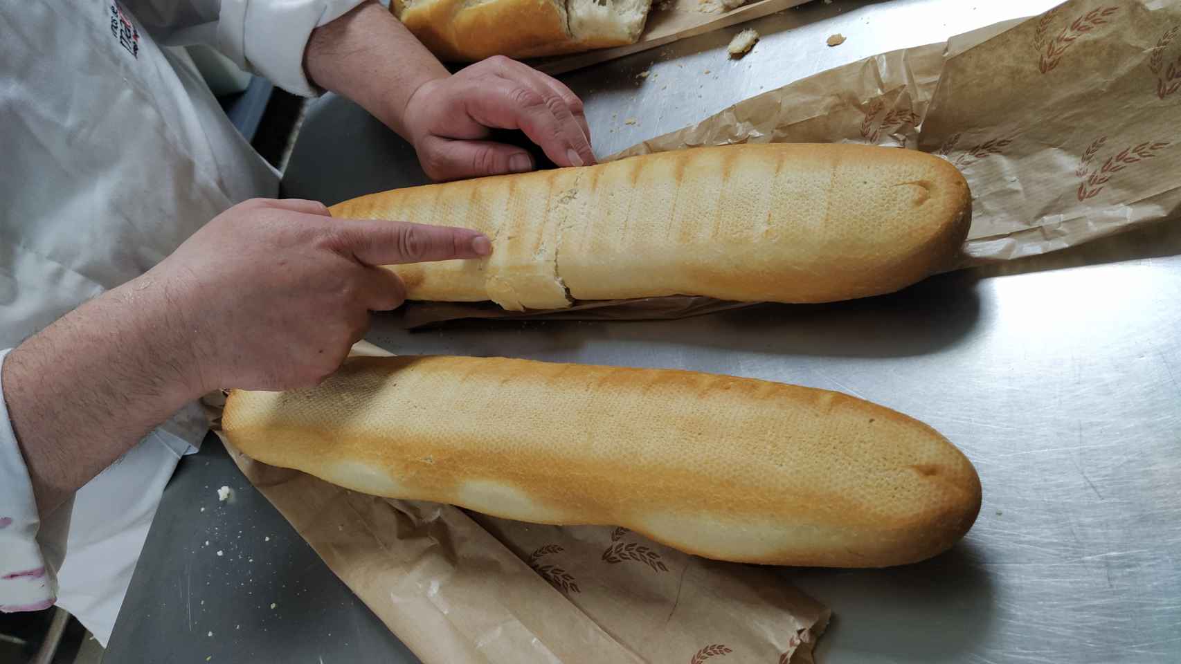 Julio López detecta un horneado no uniforme en las barras de pan de los 'chinos'.