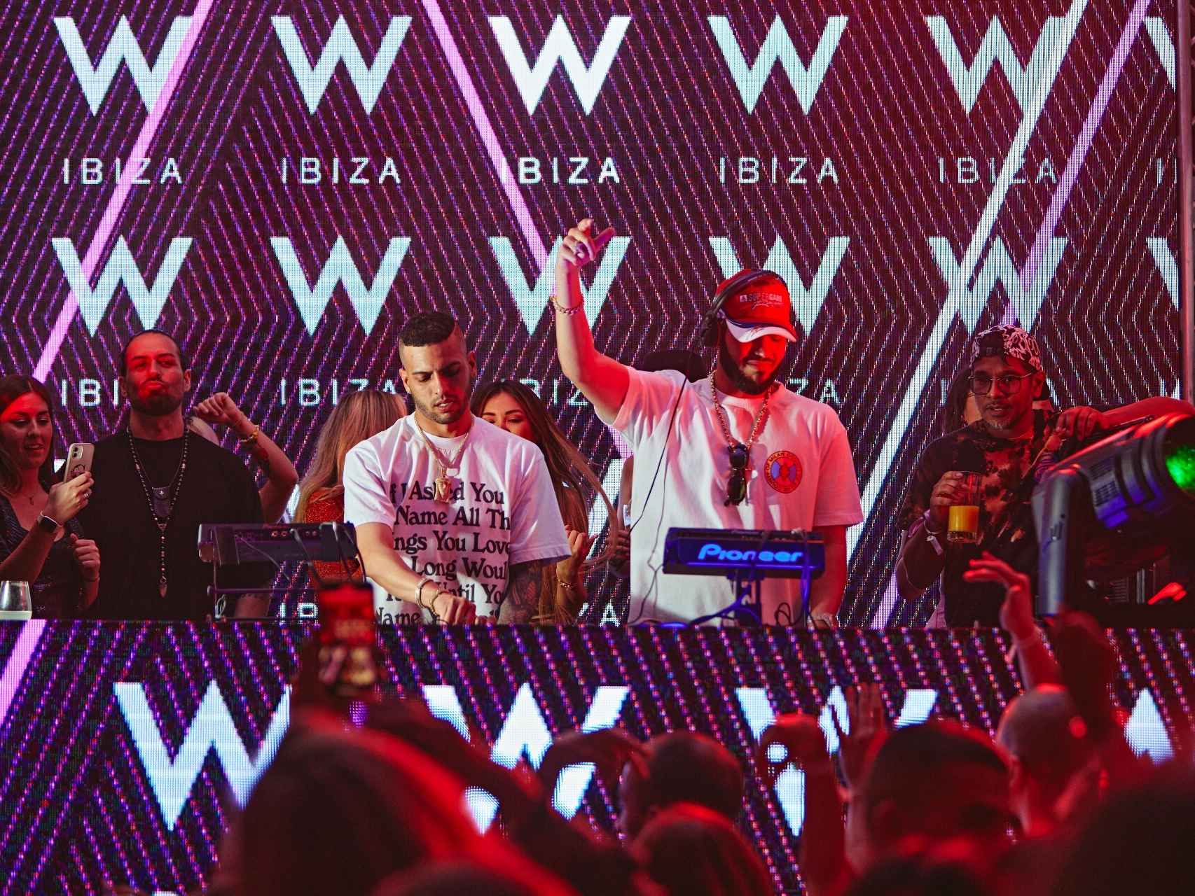 Los Martinez Brother pinchando en el W Ibiza.