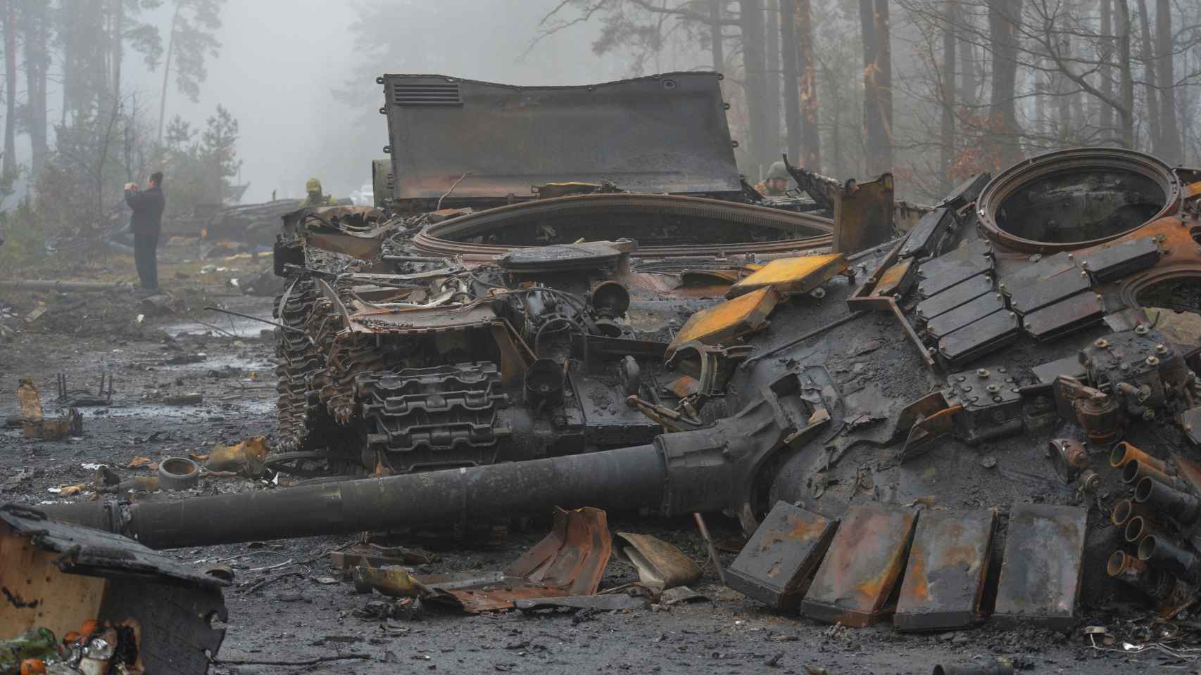Tanques T-72 rusos destruidos por municiones guiadas antitanque en Ucrania.