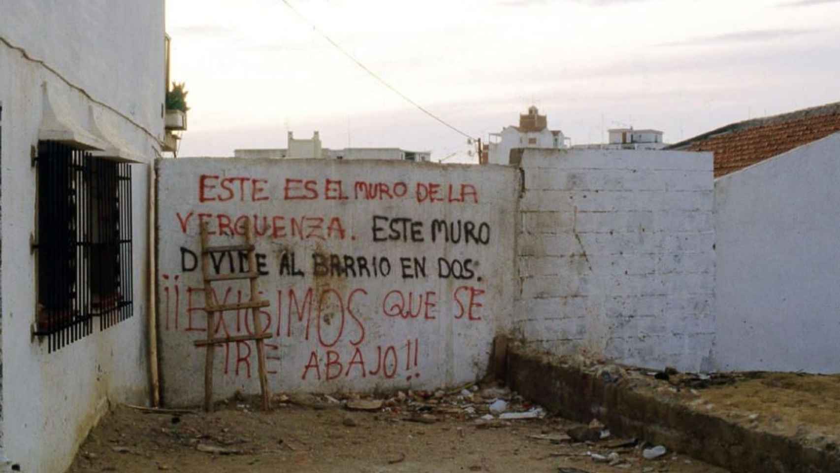 Imagen histórica de El muro de la vergüenza en El Palo, Málaga.