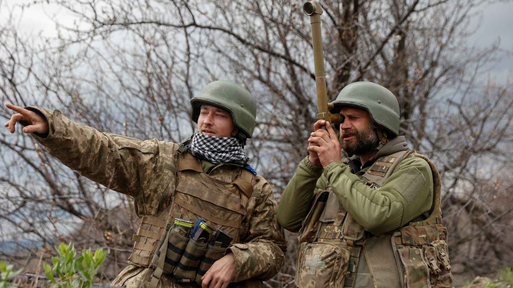 Dos soldados ucranianos miran al horizonte, región del Donbás, Ucrania.