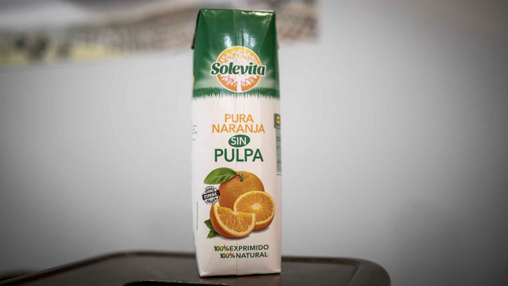 El 'brick' de zumo de naranja 100% exprimido y sin pulpa de Solevita, la marca blanca de Lidl.