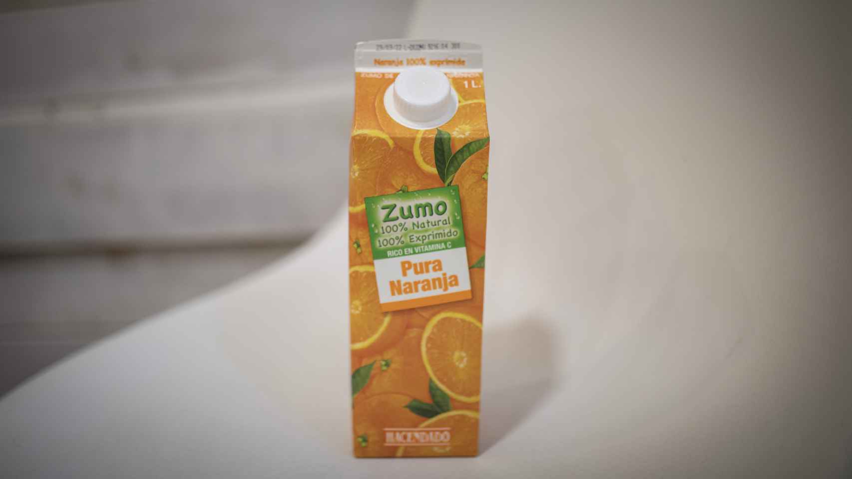 El 'brick' de zumo de naranja 100% exprimido y sin pulpa de Hacendado, la marca blanca de Mercadona.