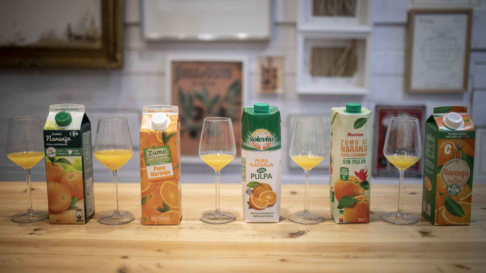 Los cinco zumos de naranjas 100% exprimidas y sin pulpa de los supermercados testados en la cata.