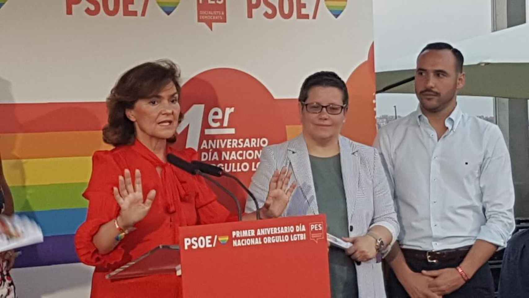 Carmen Calvo habla con Isabel García, ex delegada federal LGTBI del PSOE, a su espalda.