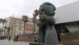La escultura de Ripollés se rompió hace un mes y se mantiene descabezada en el paseo de Alicante.