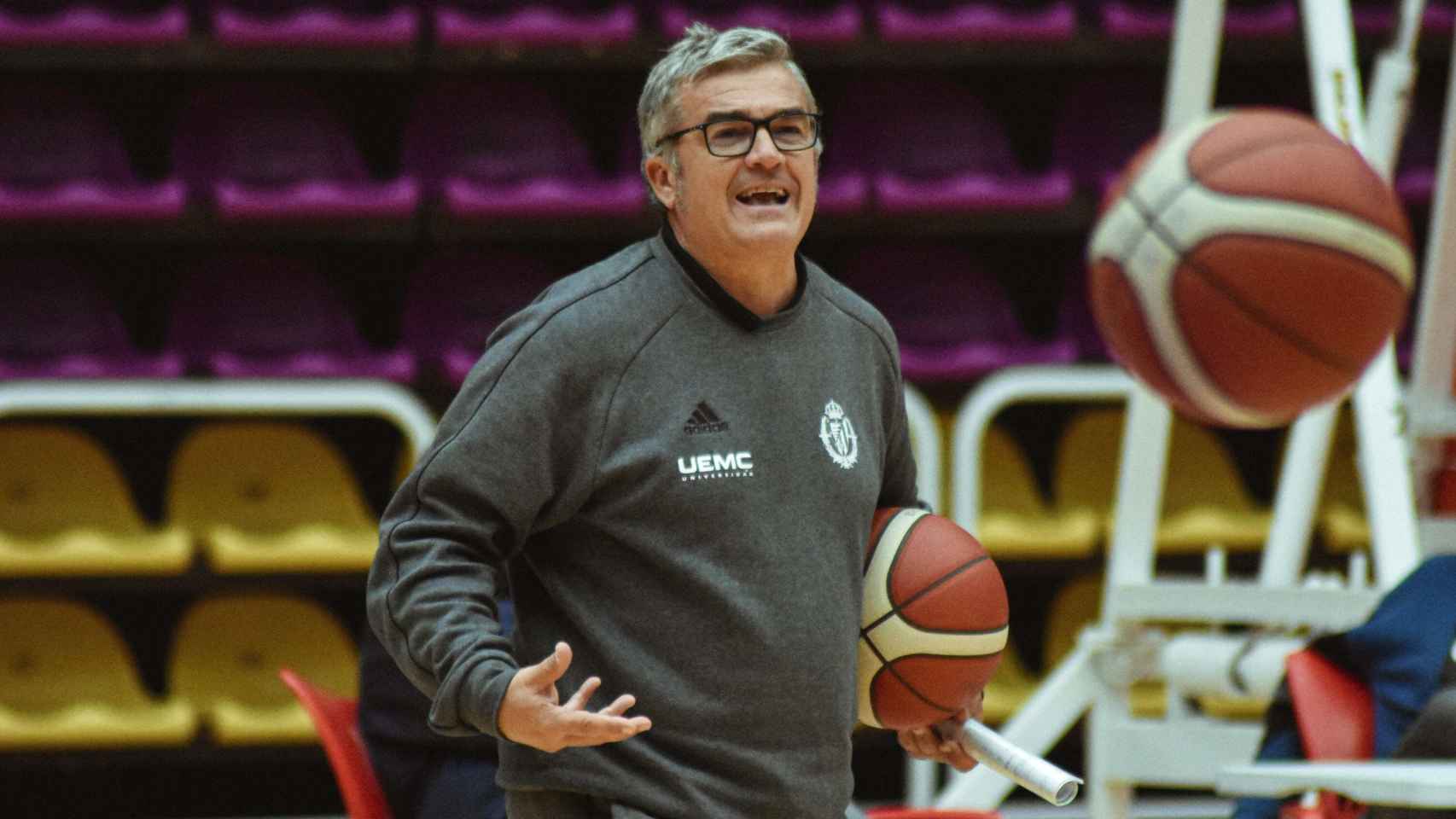 Paco García, entrenador del Real Valladolid Baloncesto, en un entrenamiento
