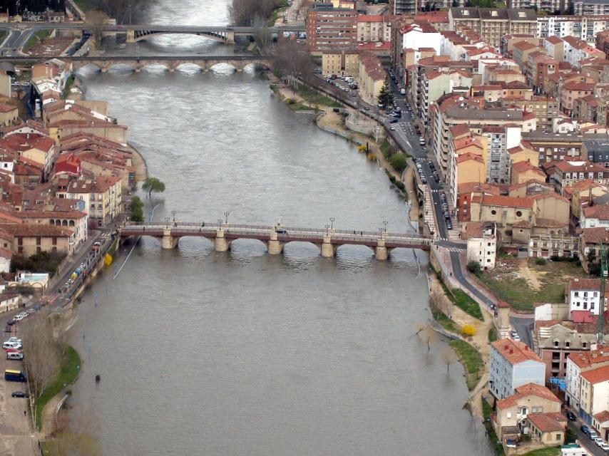 Fotografía aérea del aumento del caudal del río Ebro a su paso por Miranda (Burgos). / ICAL
