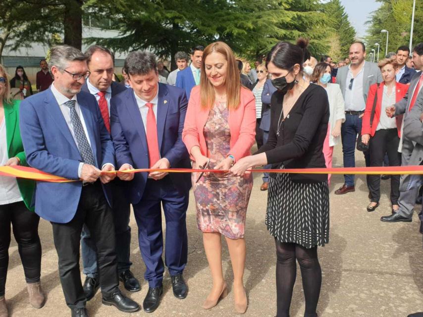 La delegada del Gobierno, Virginia Barcones, durante la inauguración de la feria venatoria de Venalmazán.