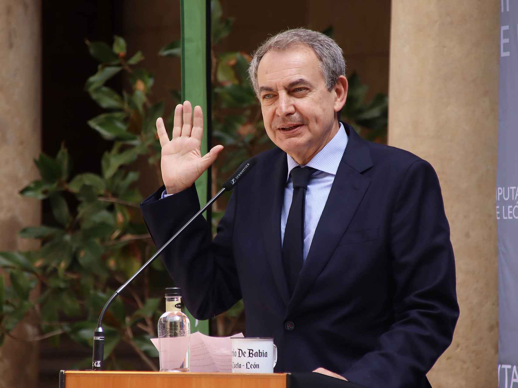 El expresidente del Gobierno José Luis Rodríguez Zapatero asiste a la entrega de los Premios Aventura Trashumante en León, este viernes. / ICAL
