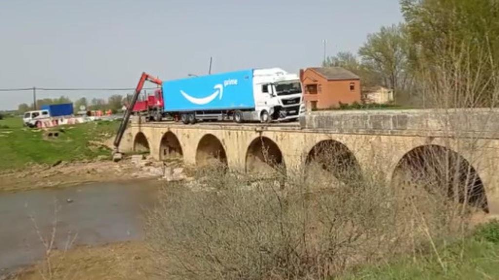 Un camión derriba parte de un puente en Palencia