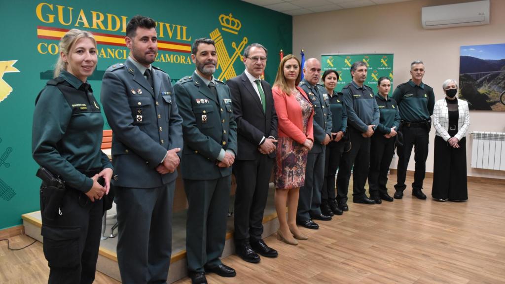 Los agentes del equipo Viogén en Zamora, junto a la delegada del Gobierno en CyL, Virginia Barcones