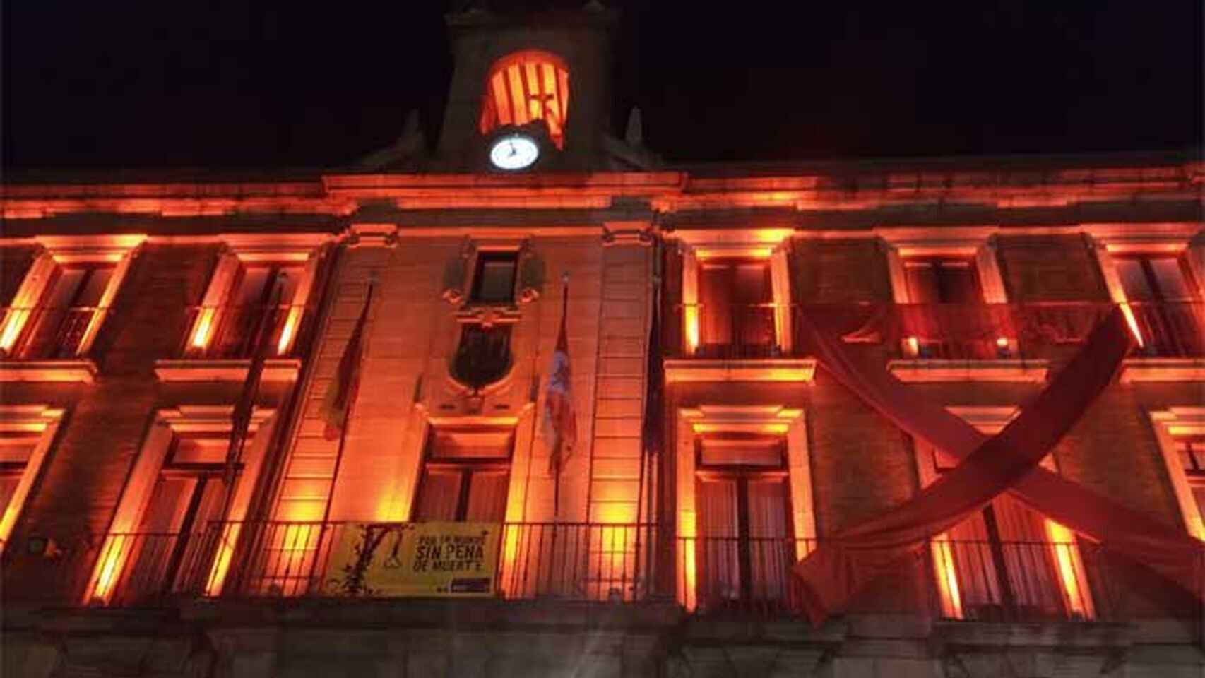 Fachada Ayuntamiento de Zamora en rojo