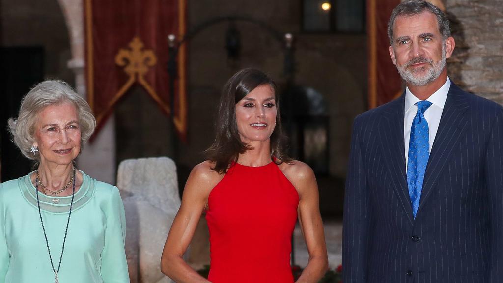 Felipe VI, Letizia y la reina Sofía en el Palacio de la Almudaina en el verano de 2019.