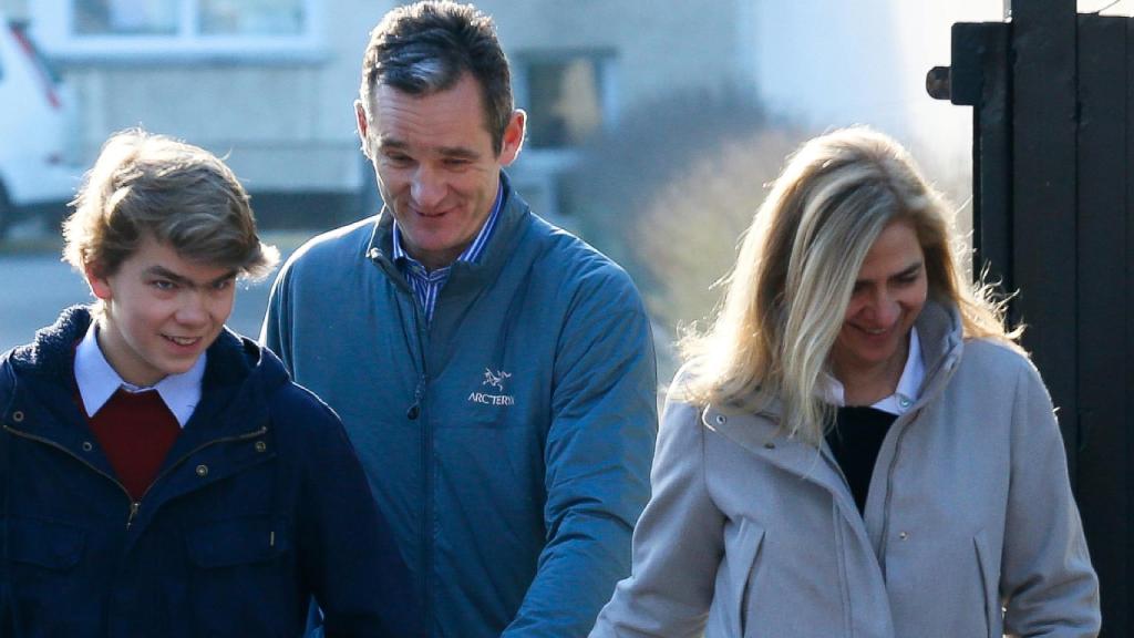 Miguel Urdangarin junto a sus padres, Iñaki y la infanta Cristina.