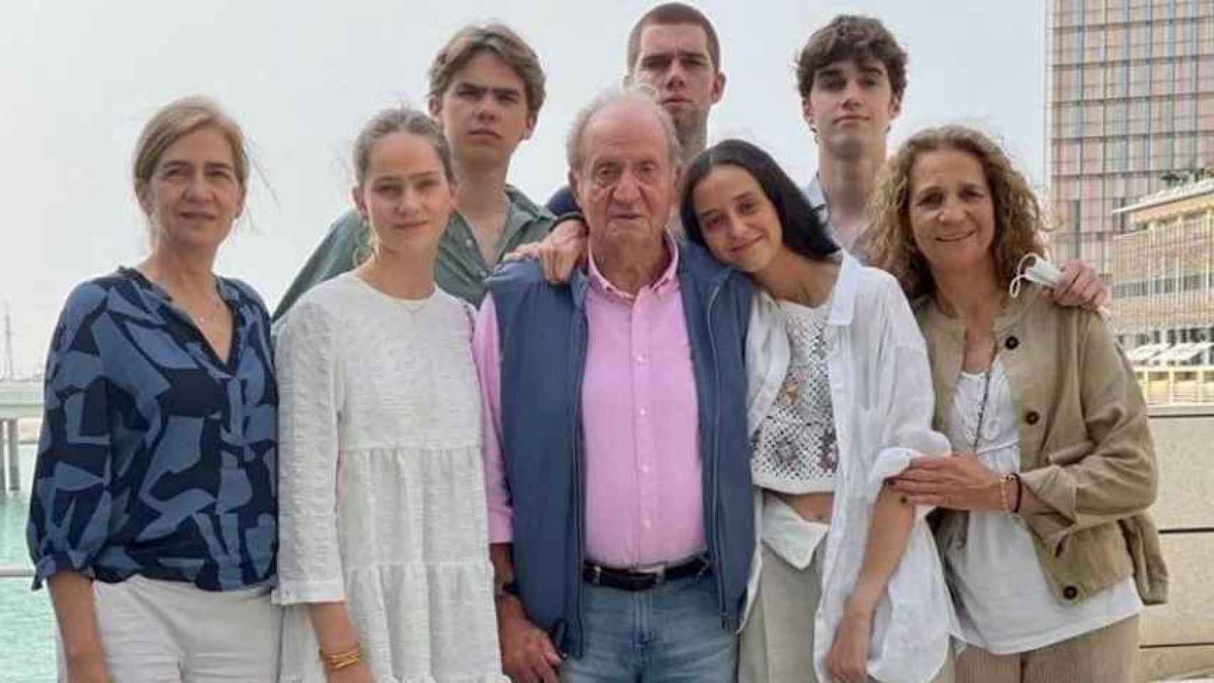 El rey Juan Carlos junto a sus hijas y algunos de sus nietos en Abu Dabi.