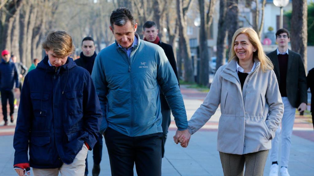 MIguel Urdangarin con sus padres, Iñaki y Cristina, en las calles de Vitoria.