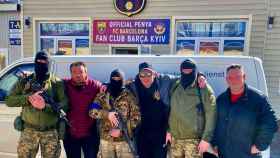 Varios miembros frente la peña del Barça en Kiev armados con fusiles