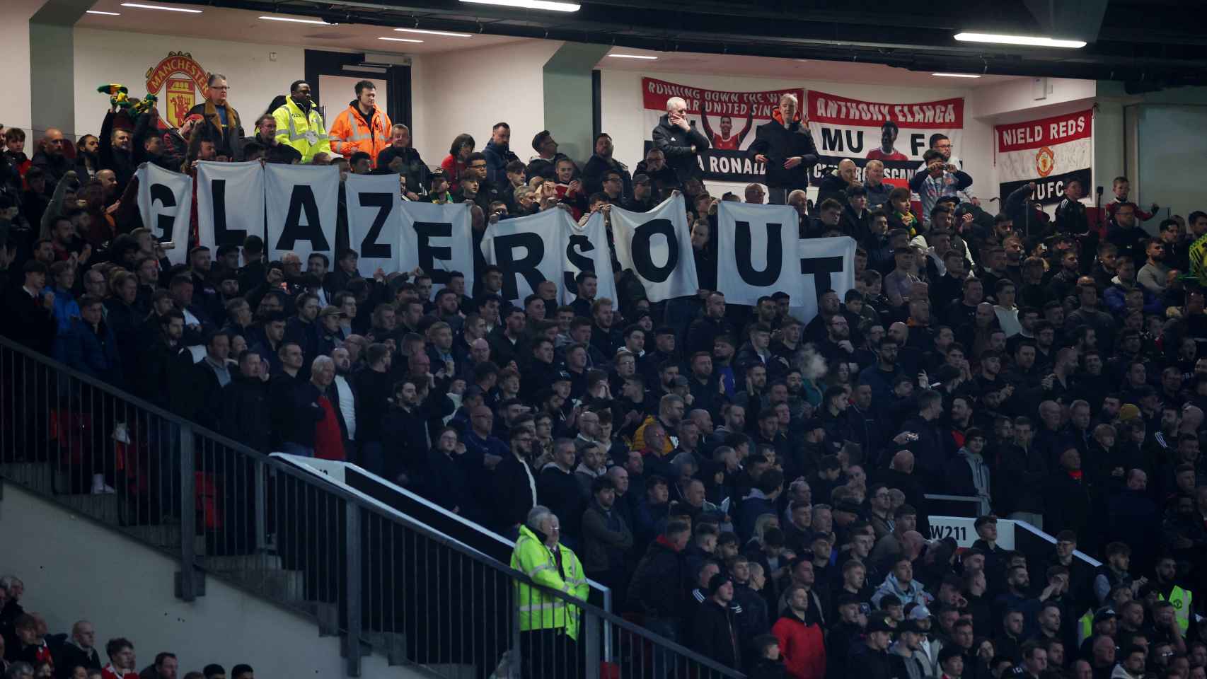 Las gradas de Old Trafford con el mensaje de 'Glazers Out'