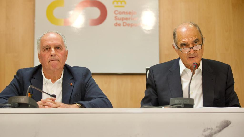 El presidente de la Federación Española de Rugby, Alfonso Feijoo, y el vicepresidente de la FER, José María Epalza