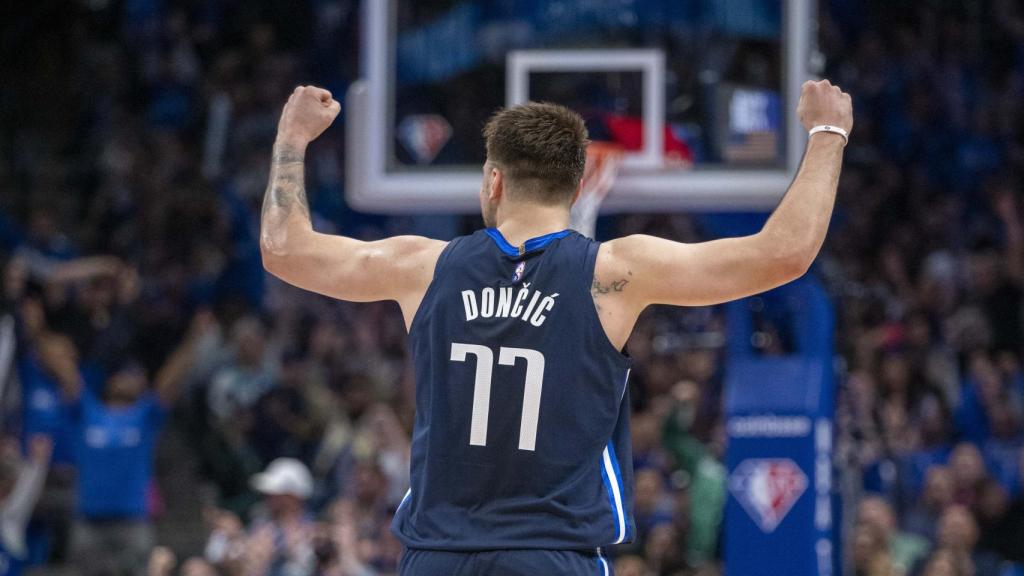 Luka Doncic celebra una victoria de los Dallas Mavericks ante los Utah Jazz