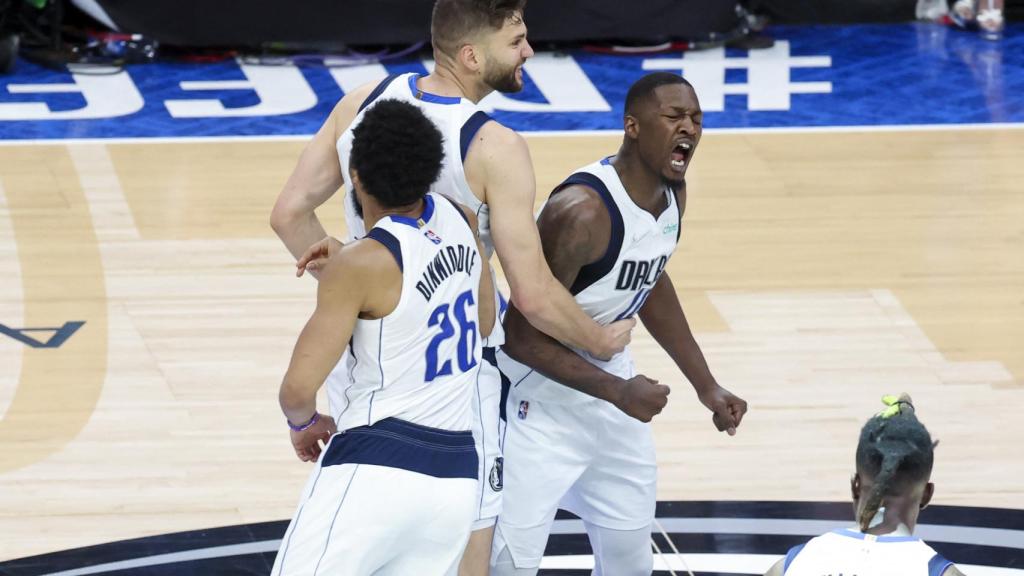 Los jugadores de los Dallas Mavericks celebran una victoria