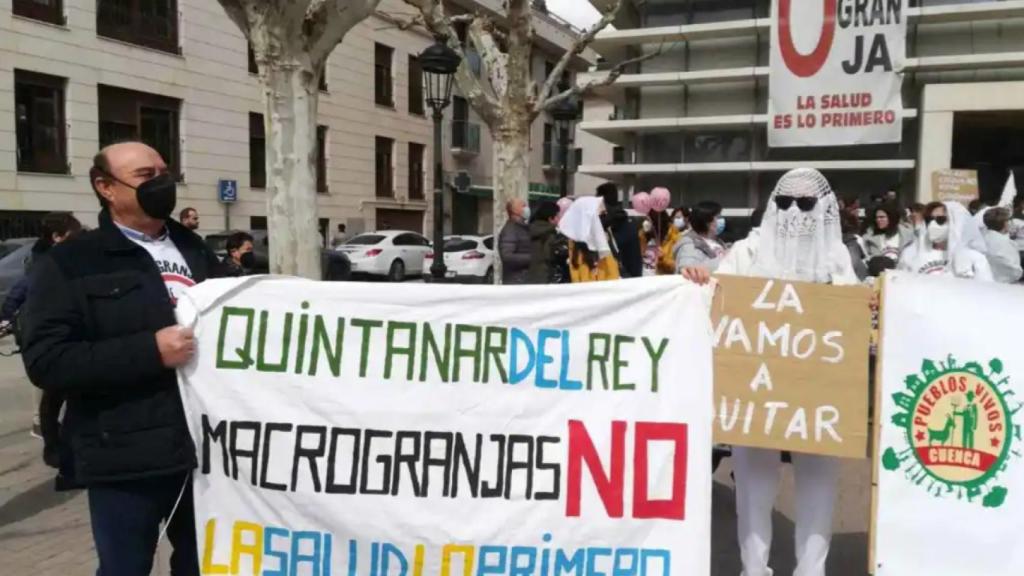 Una de las manifestaciones celebradas en Quintanar del Rey contra la granja porcina.