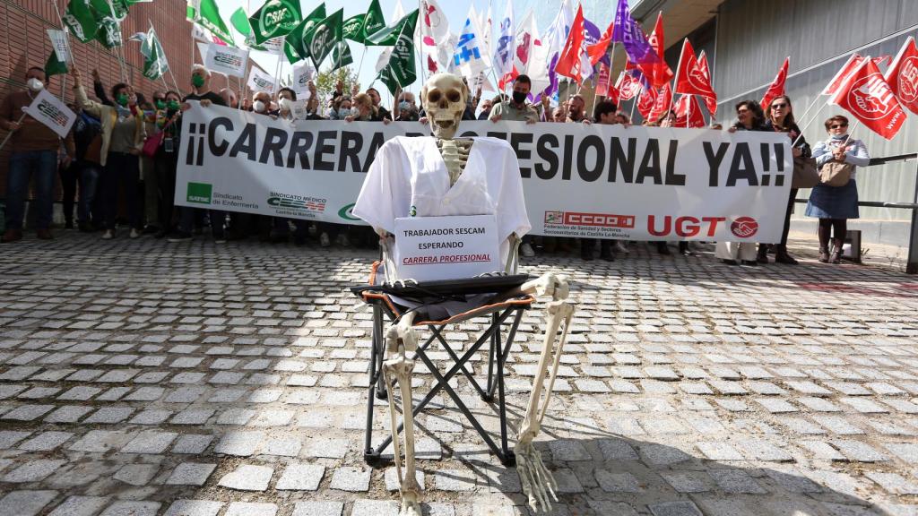 Un momento de la protesta a las puertas del SESCAM.