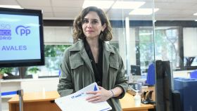La presidenta de la Comunidad de Madrid, Isabel Díaz Ayuso, posa con los avales a su candidatura para presidir el Partido Popular de Madrid.